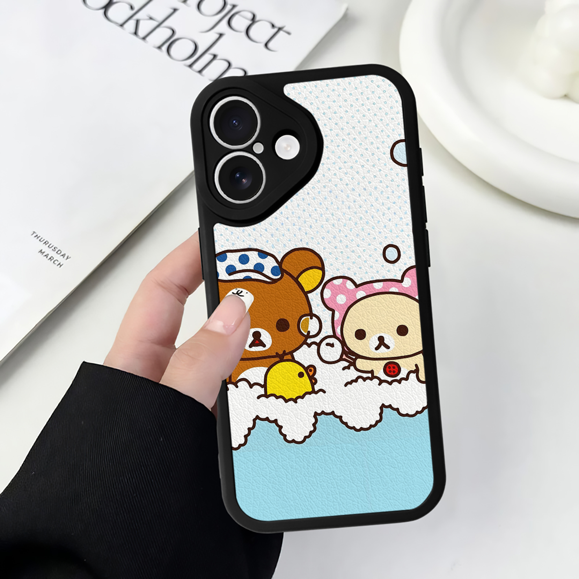 （画像用） リラックマ リラックマ キイロイトリ Rilakkuma Korilakkuma Kiiroitori 【iPhone 16シリーズ対応】シリコンスマホケース（レザー調） 材質：シリコン